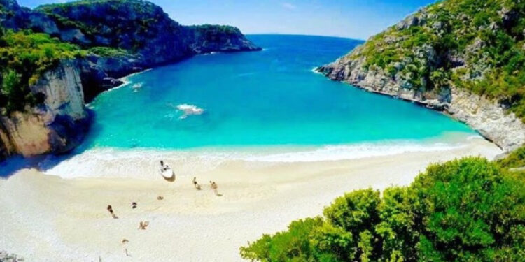 “Një nga vendet që duhet vizituar patjetër”, gazetari i njohur britanik i magjepsur nga Shqipëria