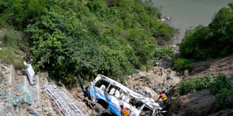 E diela e zezë/ Aksidentohen dy autobuzë të ndryshëm, raportohen dhjetra viktima
