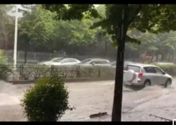 VIDEO/ “Çmendet” moti! Nxihet qielli, shi dhe breshër në Tiranë, boshatisen rrugët