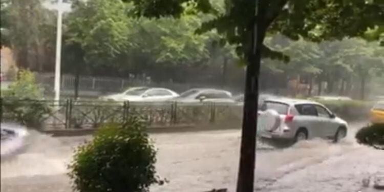 VIDEO/ “Çmendet” moti! Nxihet qielli, shi dhe breshër në Tiranë, boshatisen rrugët