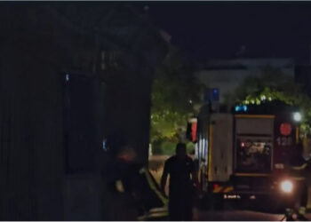 Zjarr në stadiumin “Niko Dovana” në Durrës para stuhisë së shiut