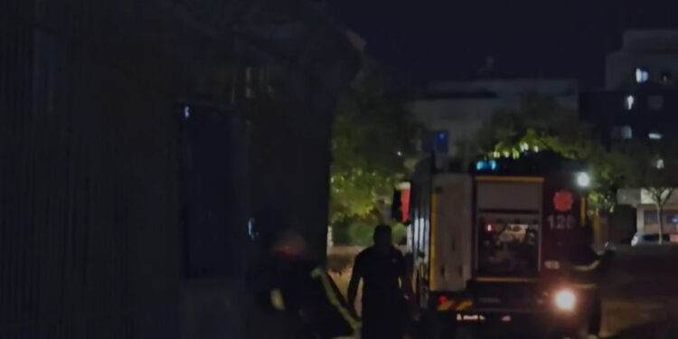 Zjarr në stadiumin “Niko Dovana” në Durrës para stuhisë së shiut