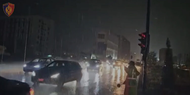 Reshjet e dendura të shiut dhe era e fortë, reagon Policia dhe del me njoftimin e rëndësishëm