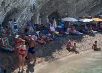 Çadra të ngulura dhe në shkëmbinj/ Zaptohet plotësisht plazhi i Paqyrave, asnjë pëllëmbë tokë publike