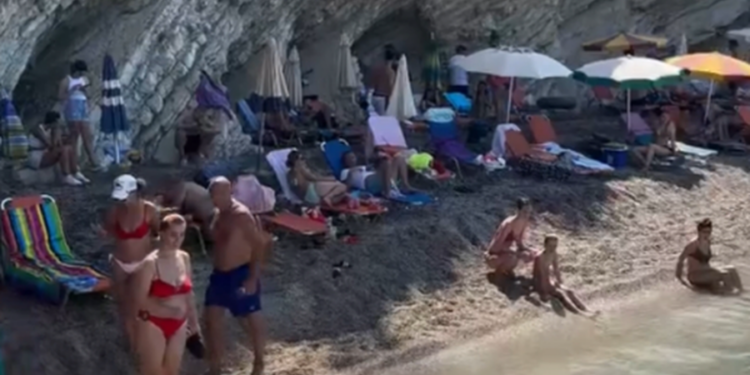 Çadra të ngulura dhe në shkëmbinj/ Zaptohet plotësisht plazhi i Paqyrave, asnjë pëllëmbë tokë publike