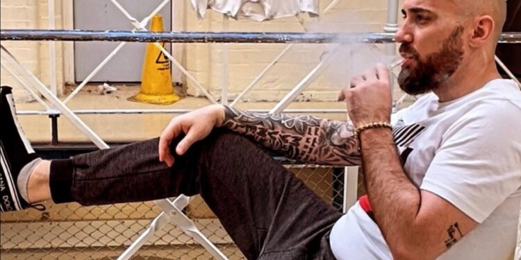 Kush është Eugert Merizaj, shqiptari që bën ligjin në burgjet britanike- Live në Tiktok me këngët e Stresit