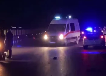 Aksident në Gjirokastër, i riu përplas të moshuarin me makinë