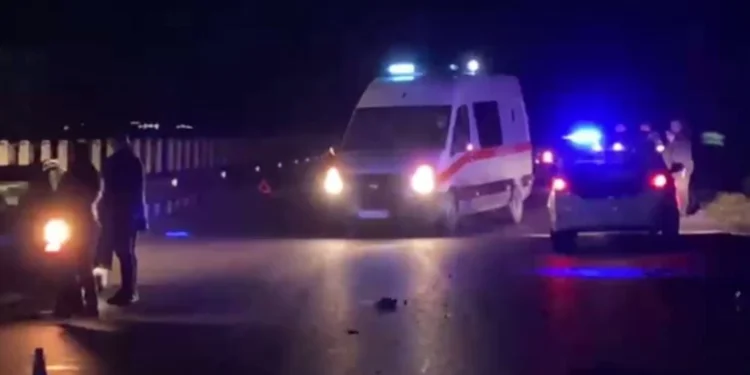 Aksident në Gjirokastër, i riu përplas të moshuarin me makinë