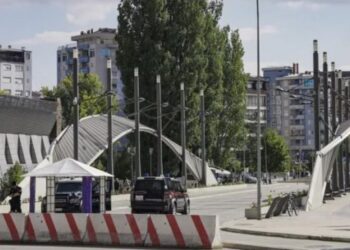 Testohet hapja e Urës në Ibër, tensione në veri të Kosovës, shoqërohen politikanët serbë