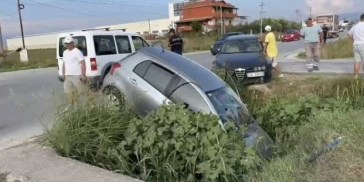 Aksident i dyfishtë në aksin Fier-Patos, mbetet e plagosur shoferja