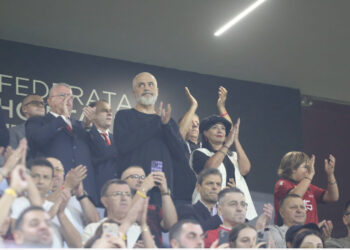 Foto-Lajm/ Rama ndjek sfidën Shqipëri-Gjeorgji, shoqërohet nga bashkëshortja dhe djali