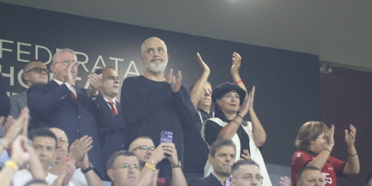 Foto-Lajm/ Rama ndjek sfidën Shqipëri-Gjeorgji, shoqërohet nga bashkëshortja dhe djali