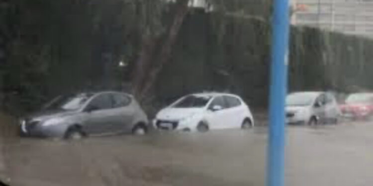 VIDEO/ Pas Italisë, stuhia godet edhe Francën, uji merr edhe makinat!