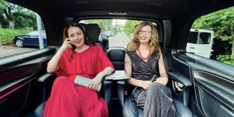 FOTO/ Elia Zaharia shfaqet e qeshur, shkëlqen me fustanin e kuq! Si duket aktorja pas divorcit me Princ Lekën!