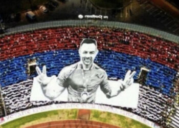 Një vit nga sulmi në Banjskë, Serbia qan me lot në mes të stadiumit terroristin që vdiq