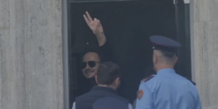VIDEO/ Me gishtat lart, Salianji përshëndetet me mbështetësit, tani drejt burgut të Fierit për të vuajtur dënimin