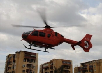 Babai përplas aksidentalisht fëmijën 3-vjeçar, transportohet me helikopter drejt Tiranës