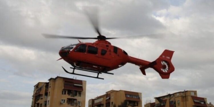 Babai përplas aksidentalisht fëmijën 3-vjeçar, transportohet me helikopter drejt Tiranës