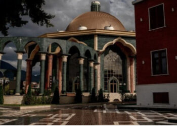 “Shteti Bektashi sa 14 fusha futbolli”, The Sun: Planet për vendin më të vogël, “tolerant” me veshjen dhe alkoolin