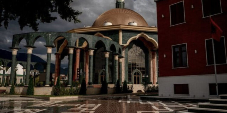 “Shteti Bektashi sa 14 fusha futbolli”, The Sun: Planet për vendin më të vogël, “tolerant” me veshjen dhe alkoolin