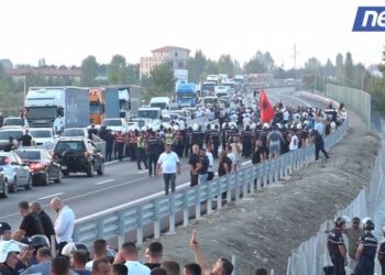 Protesta Thumanë-Kashar/ Banorët vrapojnë në autostradë, policia i ndjek nga pas