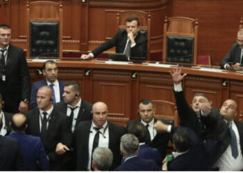 Gazment Bardhi hedh këmbën e karriges në drejtim të Spiropalit, punonjësi i Gardës në mbrojtje të kryeparlamentares