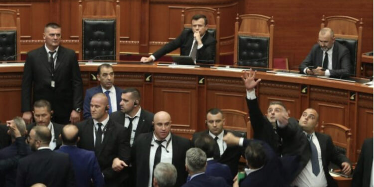 Gazment Bardhi hedh këmbën e karriges në drejtim të Spiropalit, punonjësi i Gardës në mbrojtje të kryeparlamentares