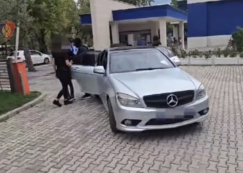 Detaje nga arrestimi i 26-vjeçarit që mashtronte si kryetar bashkie për 50,000 euro