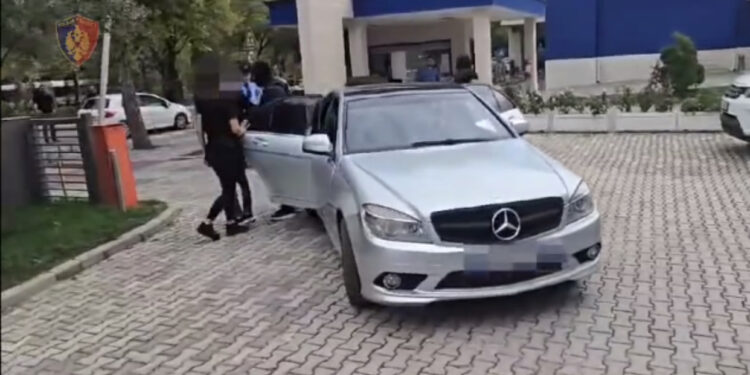 Detaje nga arrestimi i 26-vjeçarit që mashtronte si kryetar bashkie për 50,000 euro