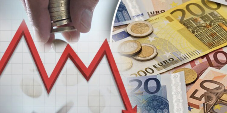 Euro vijon me pikiatën, regjistron minimunim e ri historik