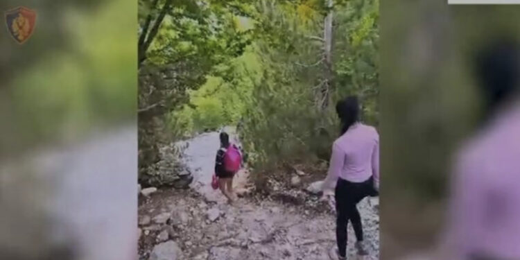 Policia ndihmon dy turiste angleze që humbën në Majën e Jezercës