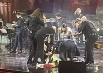 Këngëtarja e njohur greke shembet në skenë, në gjendje të rëndë shëndetësore