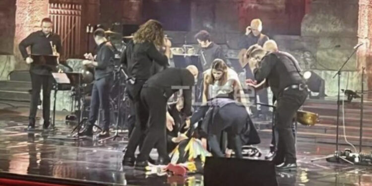 Këngëtarja e njohur greke shembet në skenë, në gjendje të rëndë shëndetësore