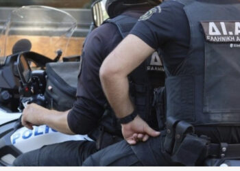 Fqinjët denoncuan dhunën dhe britmat, shqiptari mbyll bashkëshorten në shtëpi. Gruaja hedh poshtë pretendimet