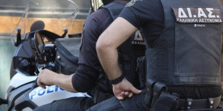 Fqinjët denoncuan dhunën dhe britmat, shqiptari mbyll bashkëshorten në shtëpi. Gruaja hedh poshtë pretendimet