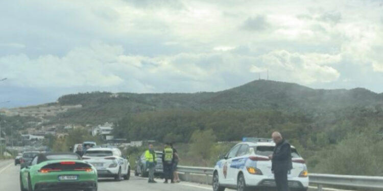 Me shpejtësi skëterrë, makina luksoze aksidenton një tjetër mjet në autostradën Tiranë-Elbasan
