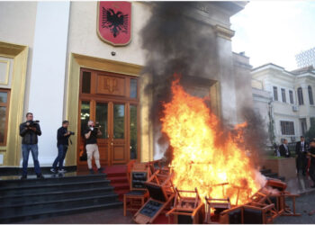 “Kuvendi rikthehet në arenë tensioni”/ BIRN: Shenjë proteste për burgosjen e Salianjit