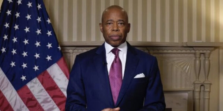Kryetari i bashkisë së Nju Jorkut, Eric Adams, akuzohet për mashtrim dhe ryshfet! FBI kontrolle në rezidencën e tij