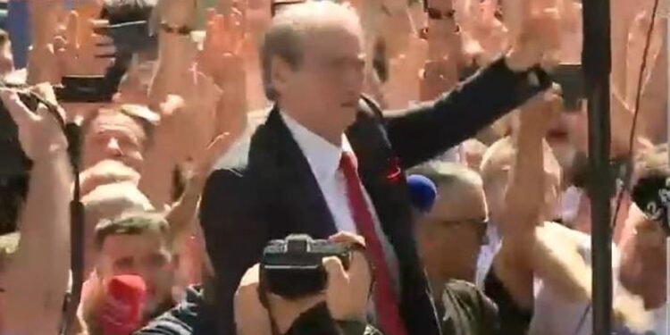 ‘O Sali, o hero’! Berisha pritet me ovacion dhe mbështetje të madhe nga demokratët para SPAK