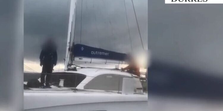 Jahti pësoi defekt, shpëtohen 4 shtetasit e huaj në bregdetin e Adriatikut