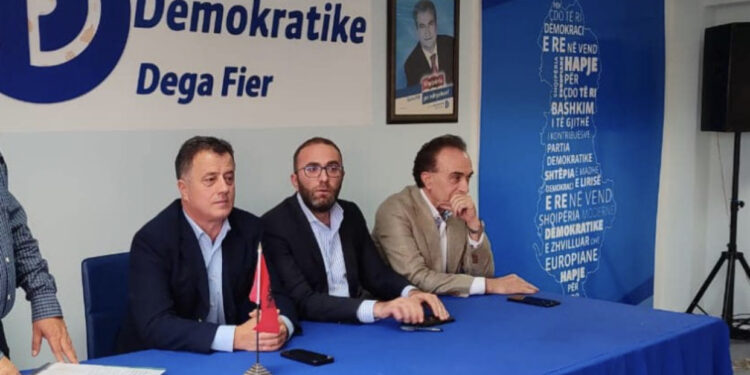 Bardhi prezantohet me demokratët në Fier: Qytetarët janë përballuar me arrogancë, varfëri dhe korrupsion në çdo sektor