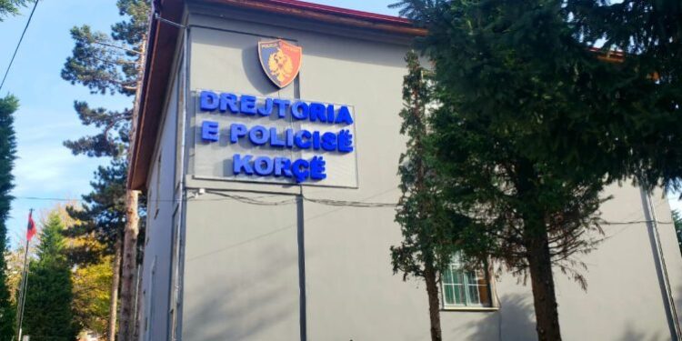 Vodhi banesën dhe theu derën për t’i shpëtuar policisë, arrestohet hajduti serial në Korçë