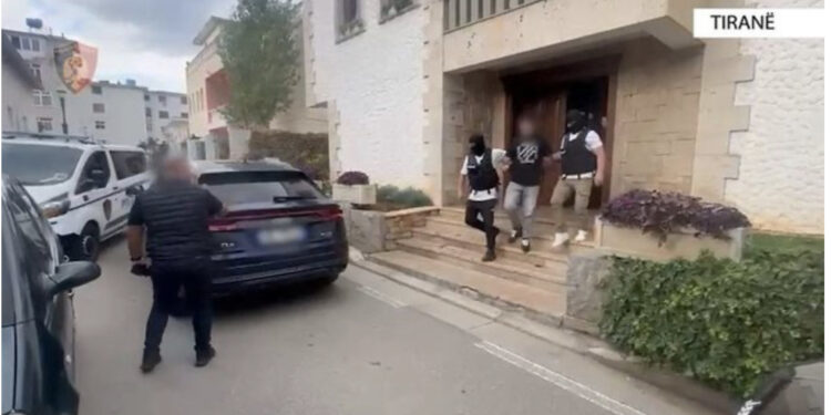 Në korrik plagosi me armë tre persona/ U kap në një hotel në Kukës, dalin pamjet e arrestimit të djalit të pronarit të ujit Lajthiza