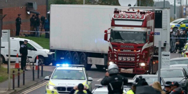 Dhjetëra emigrantë gjenden në një kamion, një i vdekur në Çeki