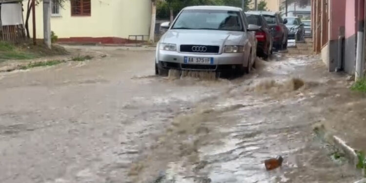 Reshje shiu, breshër e stuhi në Bilisht, probleme në qarkullimin e mjeteve