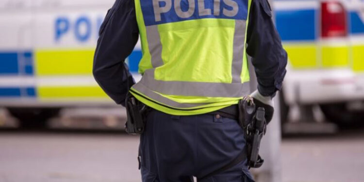 Suedi/ Adoleshenti qëllohet me armë në një shkollë, arrestohet i dyshuari