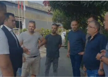 Mbyllja e KURUM/ Punonjësit dhe kryebashkiaku Llatja nisin negociatat me kompaninë