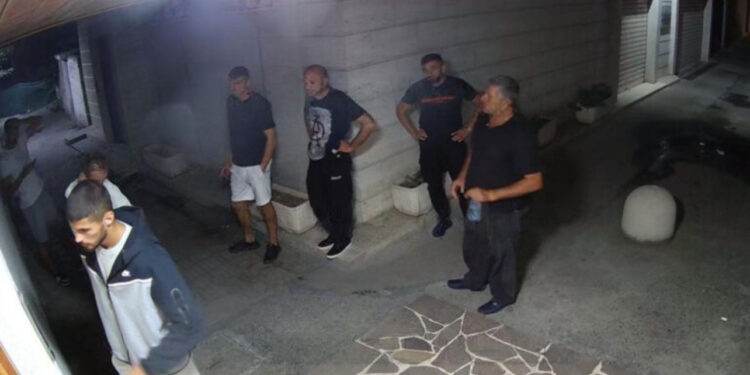 FOTO/ Momenti kur i shkojnë Dukës poshtë shtëpisë: Hape derën