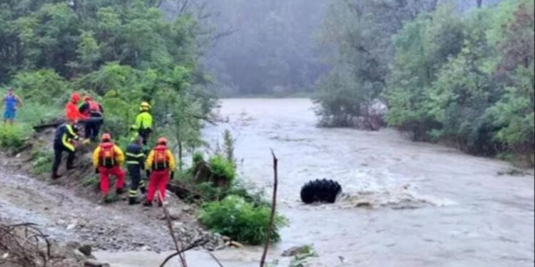 Përmbytje në veri të Italisë, Torino dhe Milano nën ujë, një i humbur