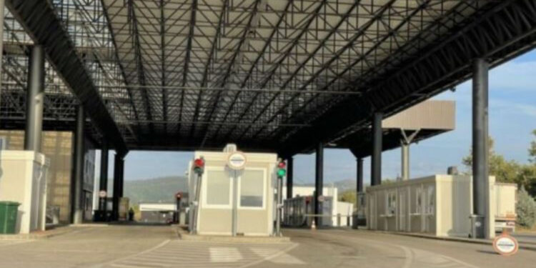 Kosova mbylli dy pika kufitare me Serbinë, policia jep detaje, ja si është situata në Jarinje dhe Merdarë